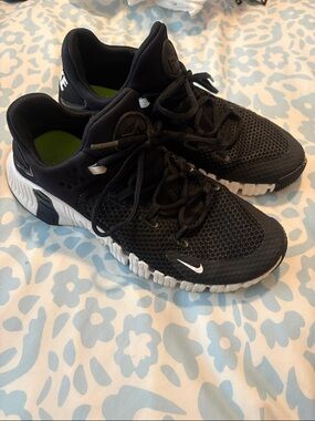 EUC Women’s Nike Met Con Black Sneakers Size 9